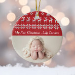 Red Deer Tree Pattern Baby's eerste kerstfoto Keramisch Ornament<br><div class="desc">Een oogstjaars kerstboom en rendier-argyle-sweater in het rood boven uw gepersonaliseerde tekst voor de eerste Kerstmis van uw baby. Pas deze kerstcadeausieraden aan met een prachtige pasgeboren foto onder een nostalgisch Xmas-ontwerp. Een geweldig aangepast cadeau voor nieuwe grootouders.</div>