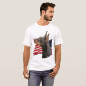 Red Doberman Pinscher met vlag T-shirt (Voorkant volledig)