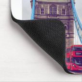 Red Double Decker Crosses Tower Bridge in Londen Muismat (Hoek)