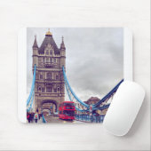 Red Double Decker Crosses Tower Bridge in Londen Muismat (Met muis)