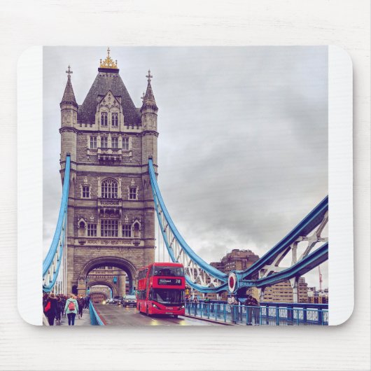 Red Double Decker Crosses Tower Bridge in Londen Muismat (Voorkant)