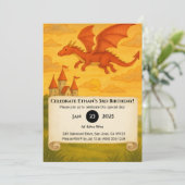 Red Dragon Flying Over Cliffside Castle Birthday Kaart (Staand voorkant)