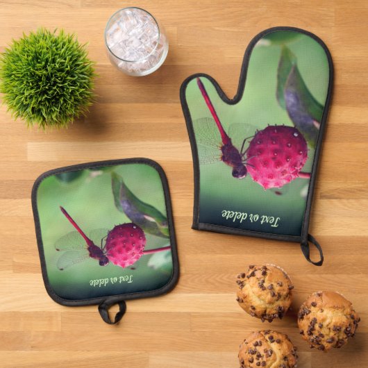 Red Dragonfly on Dogwood Fruit Personated Ovenwant & Pannenlap Set (Top down)