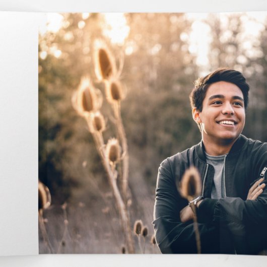 Red Edgy Abstract Afstuderen penseelfoto Drieluik Uitnodiging (Binnenkant midden)