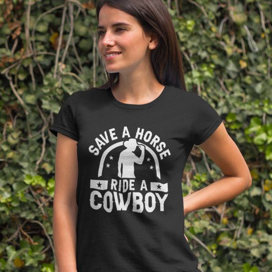 Red een paard met een cowboy t-shirt