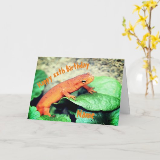 Red Eft Salamander gepersonaliseerde verjaardag Kaart (Gele Bloem)