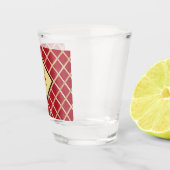 Red Elegant Gold Diamond Pattern Monogram Shot Glas (Rechts)