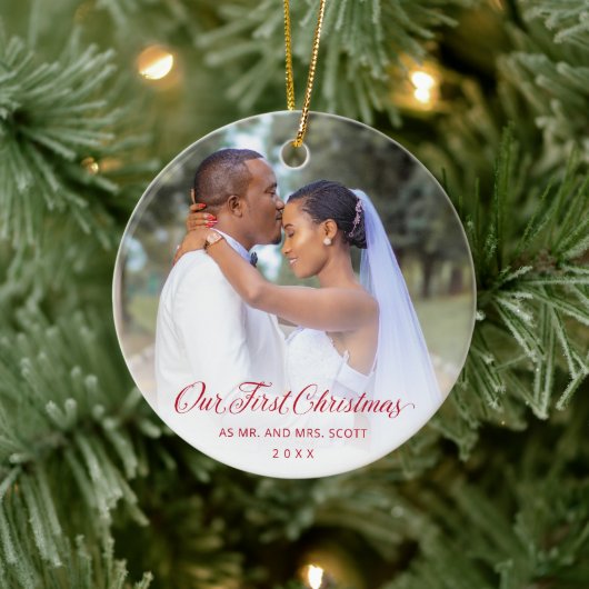 Red Elegant Script Foto van ons eerste kerstfeest Keramisch Ornament (Boom)