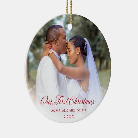 Red Elegant Script Foto van ons eerste kerstfeest Keramisch Ornament (Rechts)