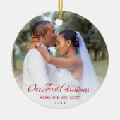 Red Elegant Script Foto van ons eerste kerstfeest Keramisch Ornament (Voorkant)