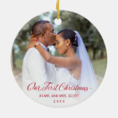 Red Elegant Script Foto van ons eerste kerstfeest Keramisch Ornament (Achterkant)