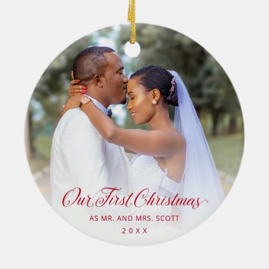 Red Elegant Script Foto van ons eerste kerstfeest Keramisch Ornament (Achterkant)