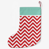 Red en Aqua Holiday Chevron Monogram Kleine Kerstsok (Achterkant)