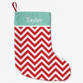Red en Aqua Holiday Chevron Monogram Kleine Kerstsok (Voorkant)