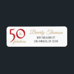 Red en Gold 50 en Fabulous 50th Birthday Script Etiket<br><div class="desc">50 en Fabulous 50th Birthday Address Label. Rode,  zwarte en gouden tekst in een elegante lettertypografie. U kunt de naam en het adres eenvoudig vervangen door uw naam.</div>