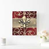Red en Gold Filigree Swirls Fleur de Lis Vierkante Klok (Huis)
