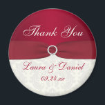 Red en Ivory Damask Wedding Favor Magnet<br><div class="desc">****GEEF NOTA van dat het lint en juwelen gedrukte afbeeldingen zijn, en niet echt zijn. Deze rode en ivoorkledij dankt je voor je bruiloft, magneet komt overeen met de uitnodiging en andere items die hieronder worden getoond. Als er andere overeenkomende objecten zijn die je nodig hebt, kun je een e-mail...</div>