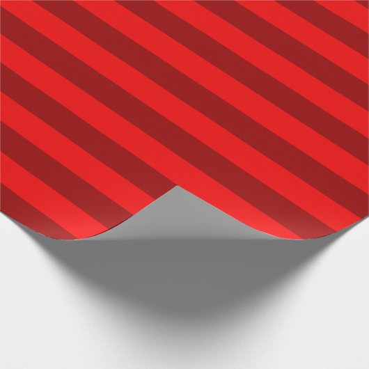 Red en Maroon Stripes Design Cadeaupapier (Hoek)