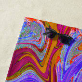 Red en Paarse Groovy Abstracte Retro Art Strandlaken (In situ)