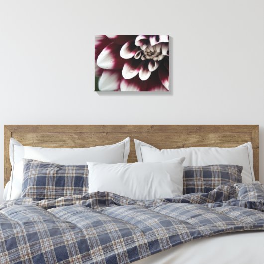 Red en White Dahlia Flower Canvas Afdruk (Insitu (Slaapkamer))
