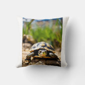 Red-Eyed Grin: De lachschildpad Kussen (Achterkant)