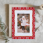 Red Fair Isle Knit Patroon Foto van Kerstmis Folie Feestdagenkaart<br><div class="desc">Stuur warme vakantiewensen verpakt in een gezellig, feestelijk ontwerp met deze gouden folie kerst Kaart, met een charmante Fair Isle gebreide patroonachtergrond. Het ingewikkelde ontwerp roept het geruststellende gevoel van winterwarmte en vakantiejuichen op. Deze aanpasbare foto kerstkaart biedt een feestelijke achtergrond voor uw eigen persoonlijke foto. Aanpassen door uw foto...</div>