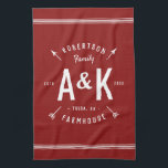 Red Farmhouse Arrow Monogram | bewerkbare kleuren Theedoek<br><div class="desc">Een keukenhanddoek voor vakantiehuisjes, gepersonaliseerd met je familienaam, monogram initialen, stad en een datum vastgelegd in een trendy logo kreeft. Gebruik de ontwerphulpmiddelen om het even welke achtergrondkleur te kiezen, de tekstdoopvonten en de kleuren uit te geven of uw eigen foto's te uploaden aan creëer a van een soortontwerp. De...</div>