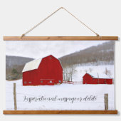 Red Farmyard Barns in Winter Wonderland Hangend Wandkleed (Voorkant)