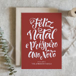 Red Feliz Natal e Próspero Ano Novo Script Feestdagen Kaart<br><div class="desc">Feliz Natal e Próspero Ano Novo! Stuur uw vakantiewensen naar vrienden en familie met deze aanpasbare kerstkaart. Deze Portugese kerstkaart is voorzien van moderne kalligrafie. Personaliseer door uw gegevens toe te voegen. Deze aangepaste kerstkaart is verkrijgbaar in andere kleuren en karton. Overeenkomende objecten zijn beschikbaar.</div>