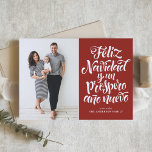 Red Feliz Navidad Script Kerstfoto Feestdagen Kaart<br><div class="desc">Feliz Navidad y un próspero año nuevo! Stuur uw vakantiewensen naar vrienden en familie met deze aanpasbare kerstkaart. Deze Spaanse kerstkaart is voorzien van moderne kalligrafie. Personaliseer door uw gegevens toe te voegen. Deze foto kerstkaart is verkrijgbaar in andere kleuren en cardstock. Overeenkomende objecten zijn beschikbaar.</div>