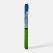 Red Fire Hydrant, Grass, Cloudy Sky iPhone 15 Case (Rechterkant)