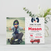 Red Fire Truck Birthday Uitnodiging met foto (Staand voorkant)