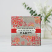 Red Fireworks op Silver New Year's Eve Party Kaart (Staand voorkant)