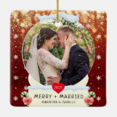 Red First Merry + Wereldbol met gehuwde witte snee Keramisch Ornament (Achterkant)