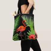 Red Flamingo, Hibiscus en Palm Leaves op Black Tote Bag (Dichtbij)
