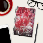 Red Floral op maat Planner<br><div class="desc">Aan de voorkant staat een prachtig rood floraal ontwerp, naar keuze van de HARD-gelamineerde chipboard of de SOFT-gelamineerde cover planner. Kies de spirale kleur, de grootte - klein 5, 5 inch x 8, 5 inch of 8, 5 x 11 inch - voeg uw personalisatie aan de voorkant toe en u...</div>