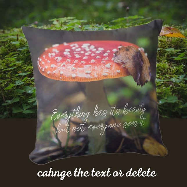 Red Fly Agaric Paddestoel in het bos Kussen (Creator heeft geüpload)