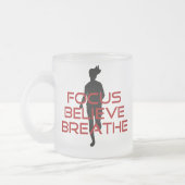 Red Focus Believe Breathe Matglas Koffiemok (Links)