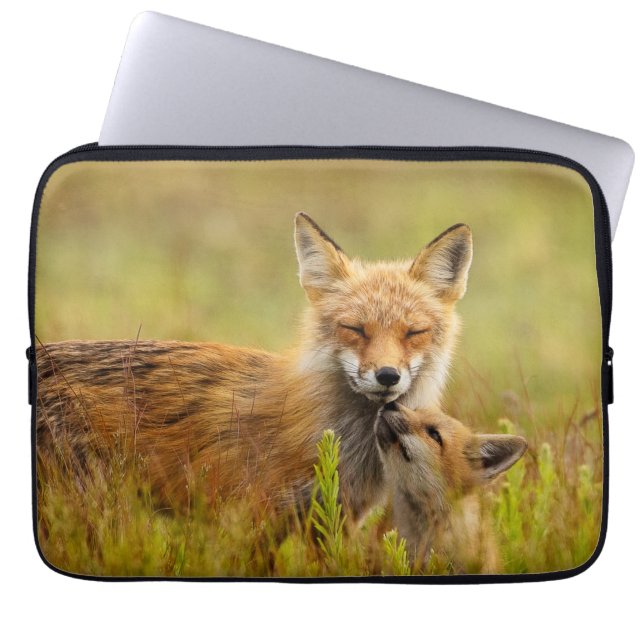 Red Fox Kit die omhoog kijkt naar Momma Vixen Laptop Sleeve (Voorkant)