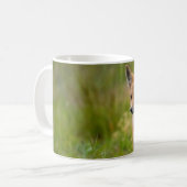 Red Fox Kit in Grassy Meadow Koffiemok (Voorkant links)