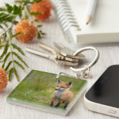 Red Fox Kit in Grassy Meadow Sleutelhanger (Voorkant Rechts)