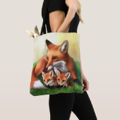 Red Fox Moeder en Kits in Grass Tote Bag (Dichtbij)