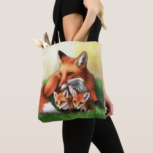 Red Fox Moeder en Kits in Grass Tote Bag (Dichtbij)
