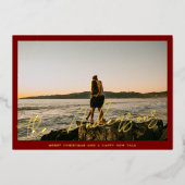 Red Frame Gold Brush Script Family Photo Christmas Folie Feestdagenkaart (Voorkant)