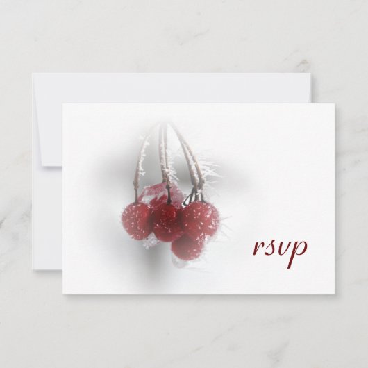 Red Frosty Berries Winter Wedding RSVP Kaartje (Voorkant)