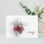 Red Frosty Berries Winter Wedding RSVP Kaartje (Staand voorkant)