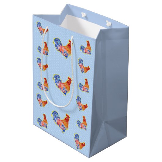 Red Funny Rooster Cocrek Blue and White Spots Medium Cadeauzakje (Achterkant Gekanteld)
