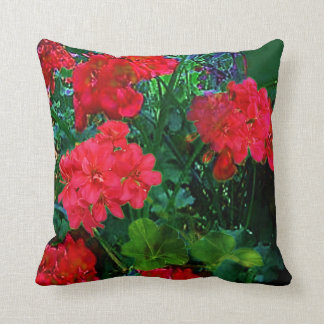 RED GERANIUMS GREEN GARDEN ART KUSSEN