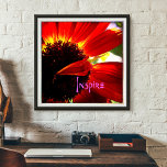 Red Gerber Daisy Closeup Foto Bold Modern Inspire Poster<br><div class="desc">"Inspire." Een close-upfoto van een levendige rood-oranje en gele maaltijd zal je herinneren aan een warme zomerdag. Ontspan en ervaar de inspiratie van deze foto wanneer u kijkt naar deze verbluffende grafische afdruk van het poster. Het maakt een groot opwindend en inspirerend geschenk! U kunt dit poster eenvoudig personaliseren en...</div>