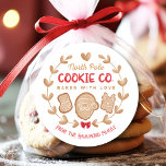 Red Gingerbread Kerstkoekjes uitwisseling Ronde Sticker<br><div class="desc">Schattigee peperkoek kerstkoekjes ruilen Classic Ronde Sticker in het rood. Personaliseer dit Kerst sticker eenvoudig met je eigen tekst. - Kate Eden Art.</div>